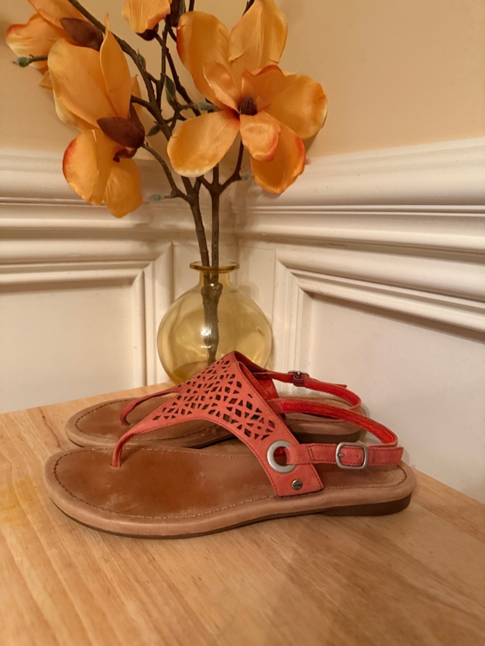 UGG Australia Vivyan II Laser-Cut Leather Thong Sandals - Coral Sz 8